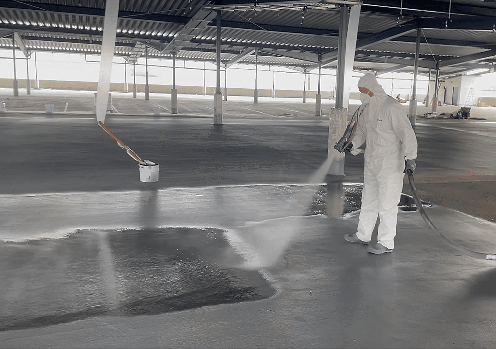 Polyurea uygulayan bir adam